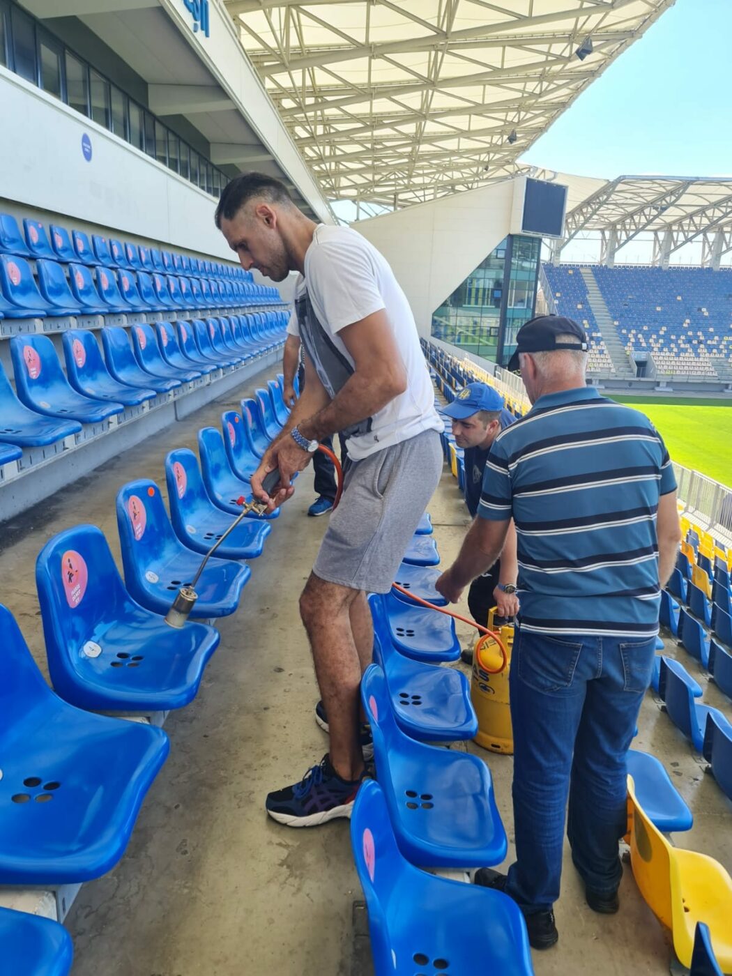 Caz fără precedent în SuperLigă! Cum au salvat suporterii Petrolului 250.000 de euro cu ajutorul unei simple butelii: „Costurile vor fi de maximum 1.000 de euro!”