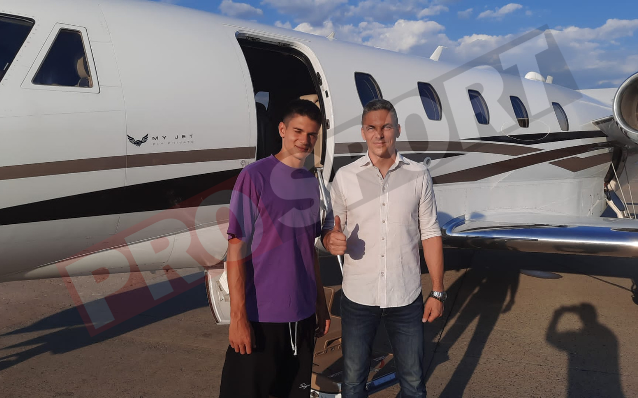 Cine l-a însoțit pe Rareș Ilie la bordul avionului privat în drumul spre Franța! Imagini exclusive