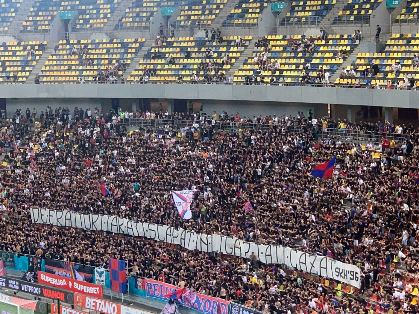 Ultrașii FCSB nu își uită rivalii. Ce mesaj a afișat peluza roș-albaștrilor pentru Dinamo