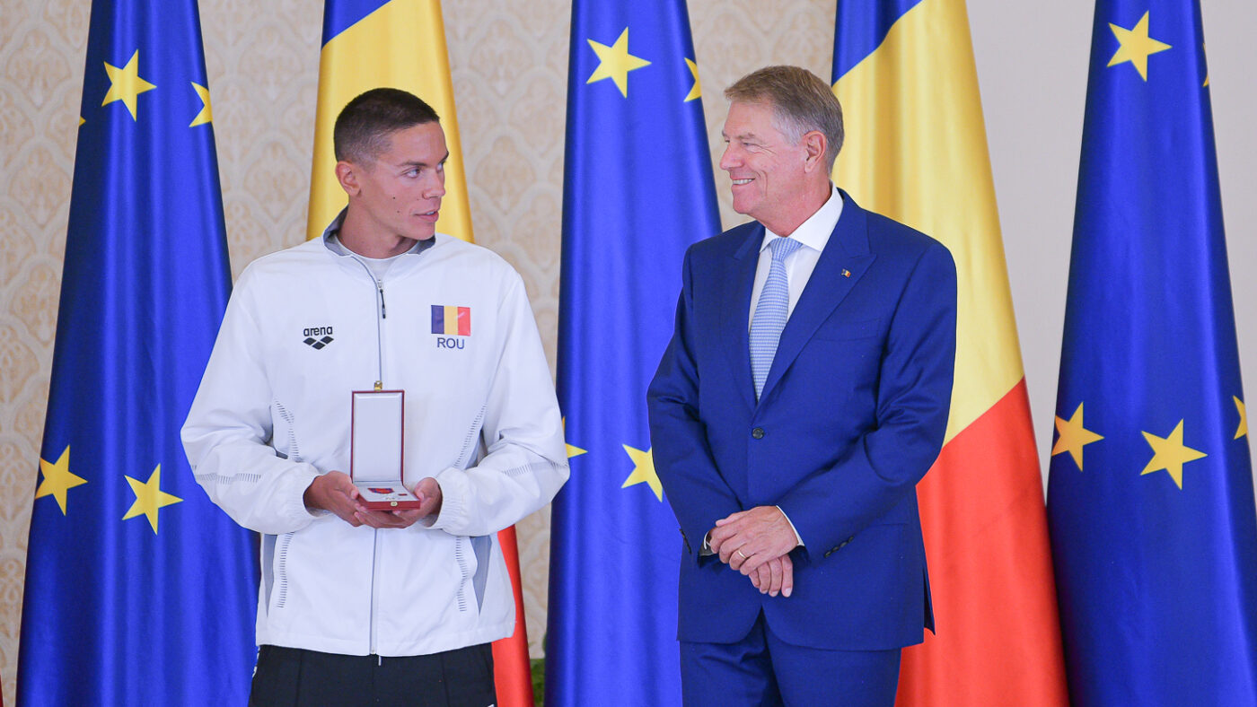 David Popovici a fost decorat de către Klaus Iohannis la Palatul Cotroceni. Cum a fost elogiat campionul mondial de către președintele României