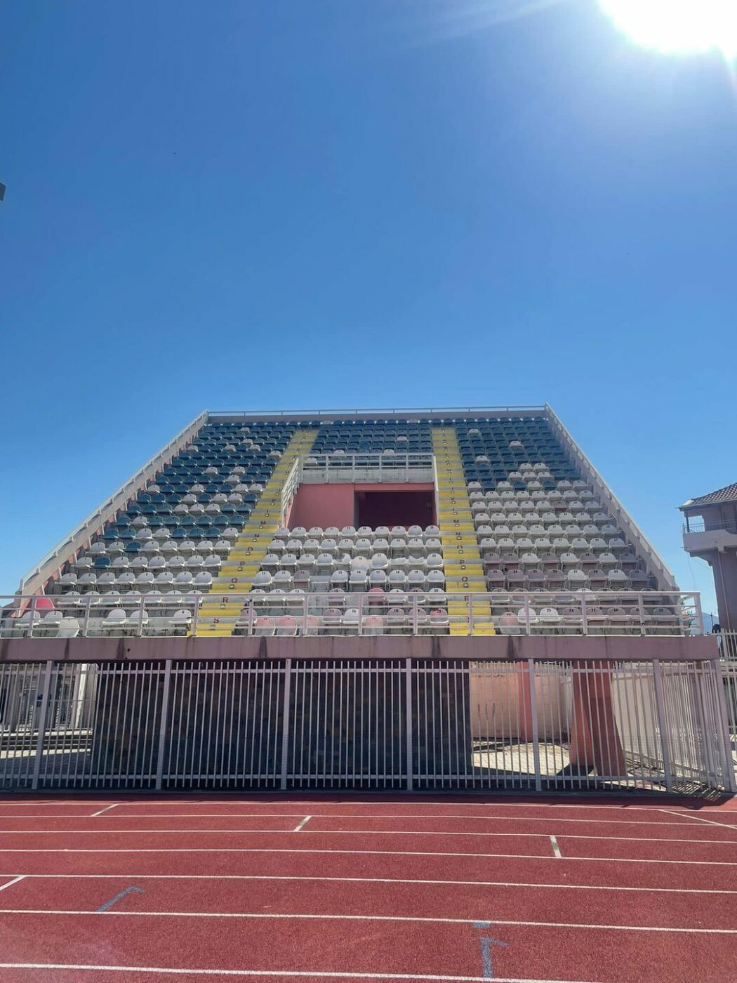 Stadionul ciudat pe care joacă Universitatea Craiova în Conference League cu Vllaznia Shkoder! Cum arată arena „Loro Borici” și ce locuri le-au fost alocate oltenilor | FOTO