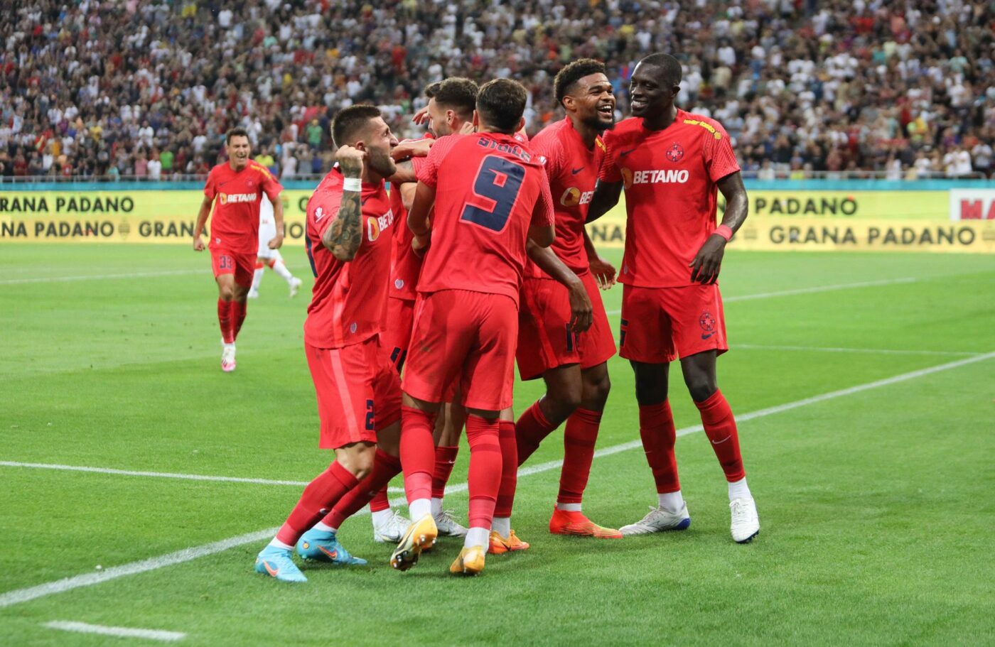 Bătaie generală pe Arena Națională, în ultimele minute ale jocului dintre FCSB și Saburtalo! Arbitrul belgian a acordat 3 cartonașe la finalul altercației dintre fotbaliști