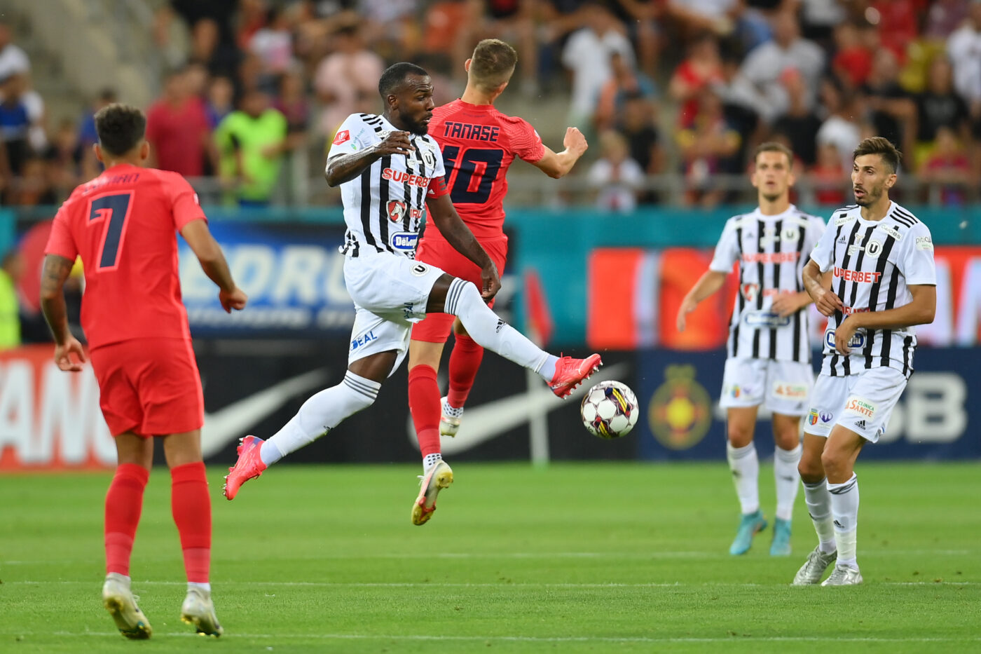 FCSB – U Cluj 1-1, în etapa 1 din Superliga | Roș-albaștrii pierd două puncte cu o nou-promovată! VAR-ul le-a dat bătăi de cap celor două echipe