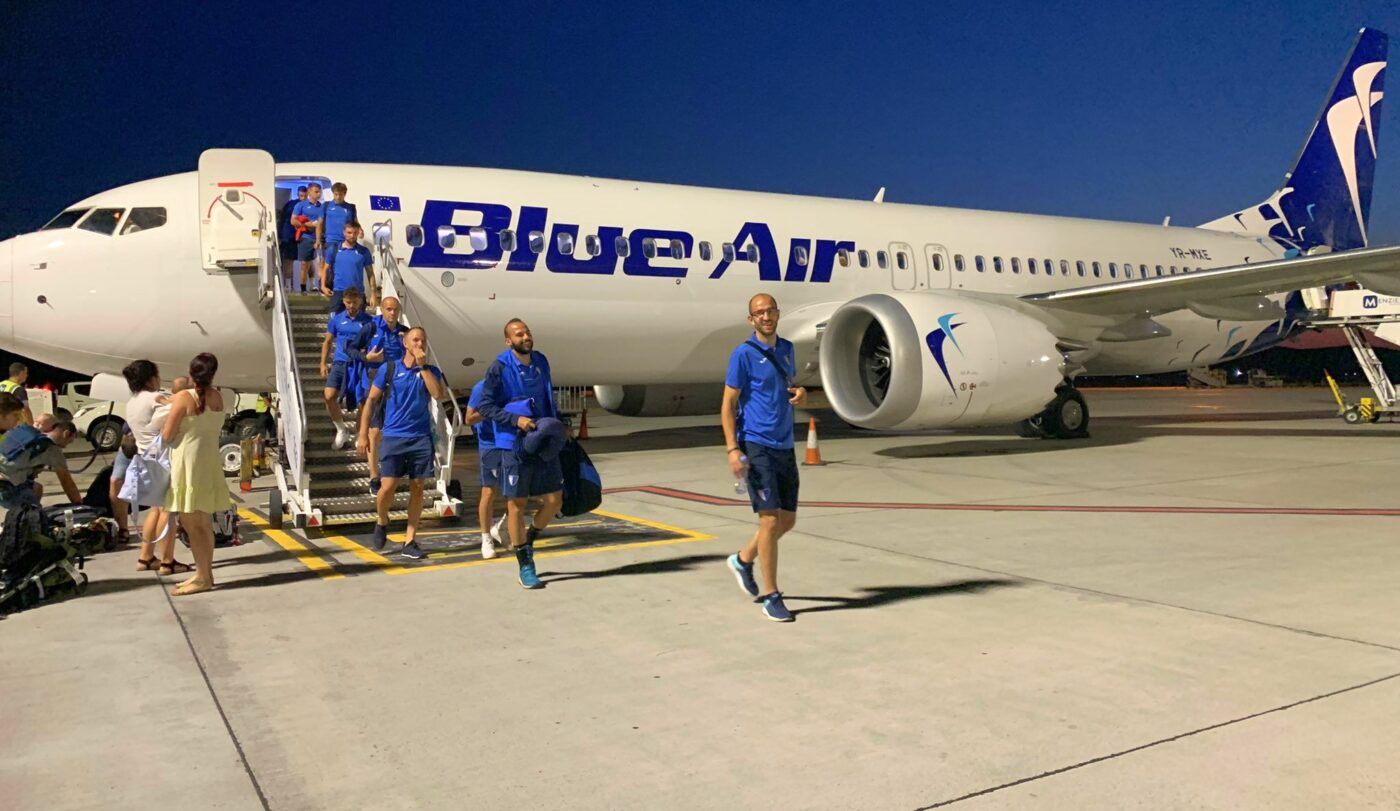 Dan Petrescu poate sta liniștit: Club d’Escaldes n-a făcut deplasarea la Cluj cu charterul! „Am mers cu autocarul 3 ore, apoi am luat avionul” Câți stau în cameră andorrezii | EXCLUSIV