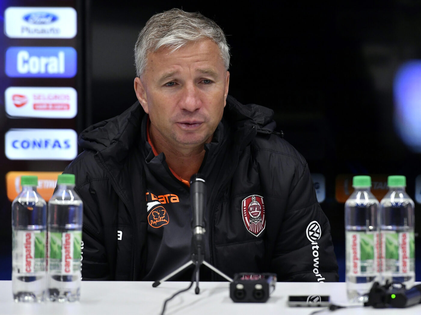 Dan Petrescu e pe val, după succesul impresionant obținut de CFR Cluj cu Slavia Praga: „O victorie incredibilă, fantastică! Acum, să vedem care sunt titlurile. Nu prea e fericire”. Cui i-a dedicat victoria