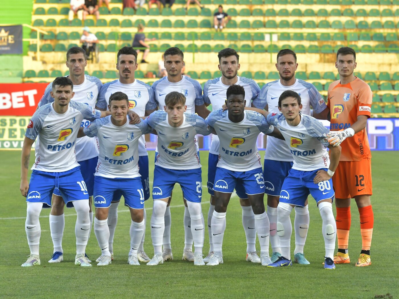 Fotbaliștii de la Farul Constanța învață cum să facă bani după ce se retrag! Lecția importantă la care au asistat Denis Alibec, Gabi Torje și Adrian Petre sub ochii lui Gică Hagi | VIDEO