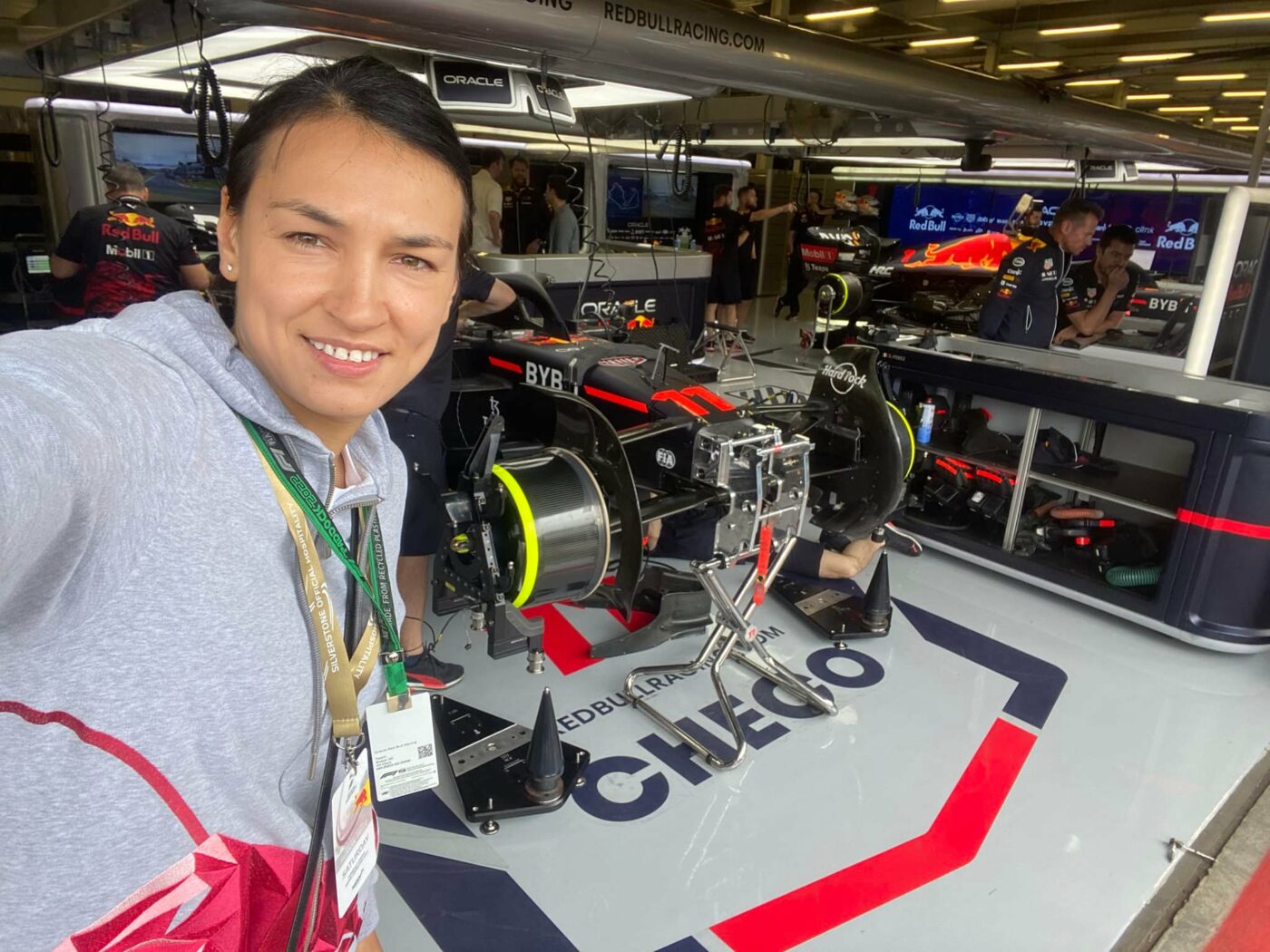 Cristina Neagu și-a uimit fanii! Vedeta a dat handbalul pe Formula 1 și a ajuns la Silverstone: „Le țin pumnii!” | FOTO