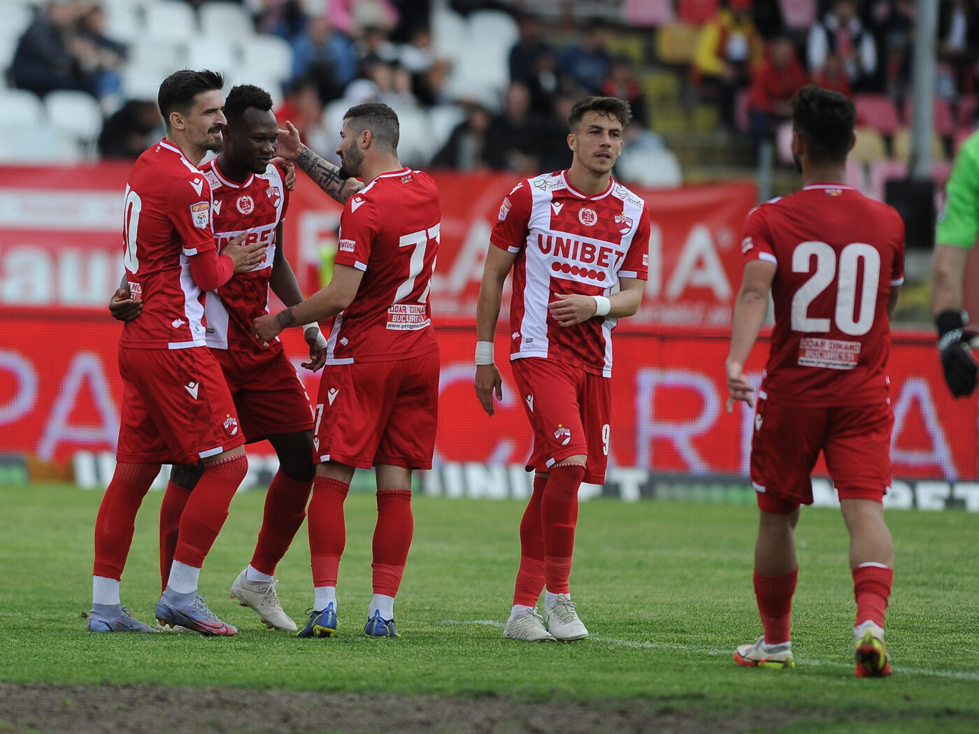 Fotbaliștii lui Dinamo au făcut vizita medicală la aproape 3 săptămâni de la reunire! „Câinii” au amânat controlul, însă nu au reușit să-și îndeplinească obiectivul