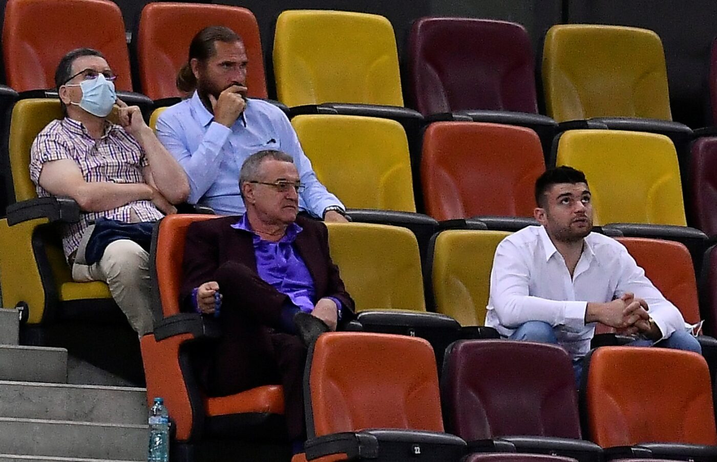 Gigi Becali, Meme Stoica și Alexandru Tudor, rugăciune în genunchi vreme de 7 ore la biserica de la baza din Berceni! Miliardarul și angajații săi de la FCSB au participat la slujba ținută de un sobor impresionant de preoți pentru Sf. Mina! | EXCLUSIV