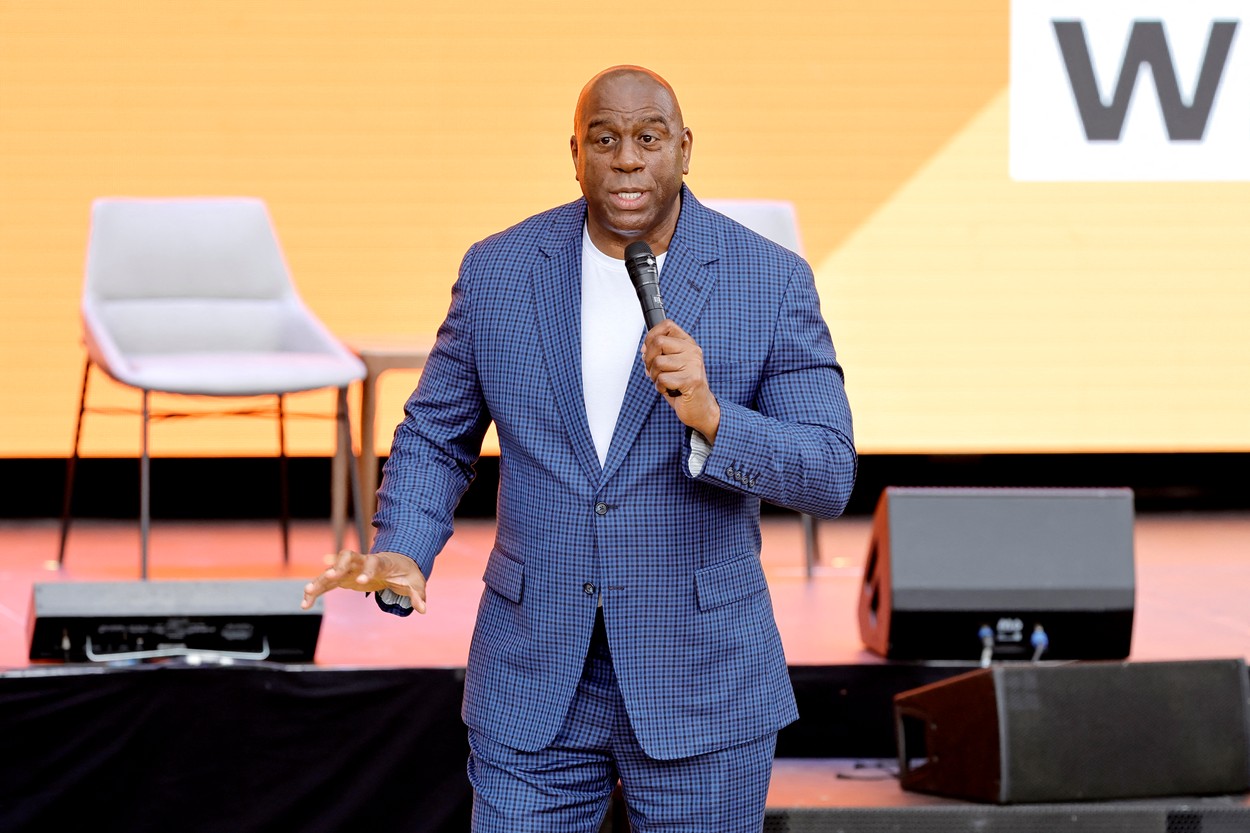 Magic Johnson s-a desfătat într-o vacanță la bordul unui yacht de 170 de milioane de euro!