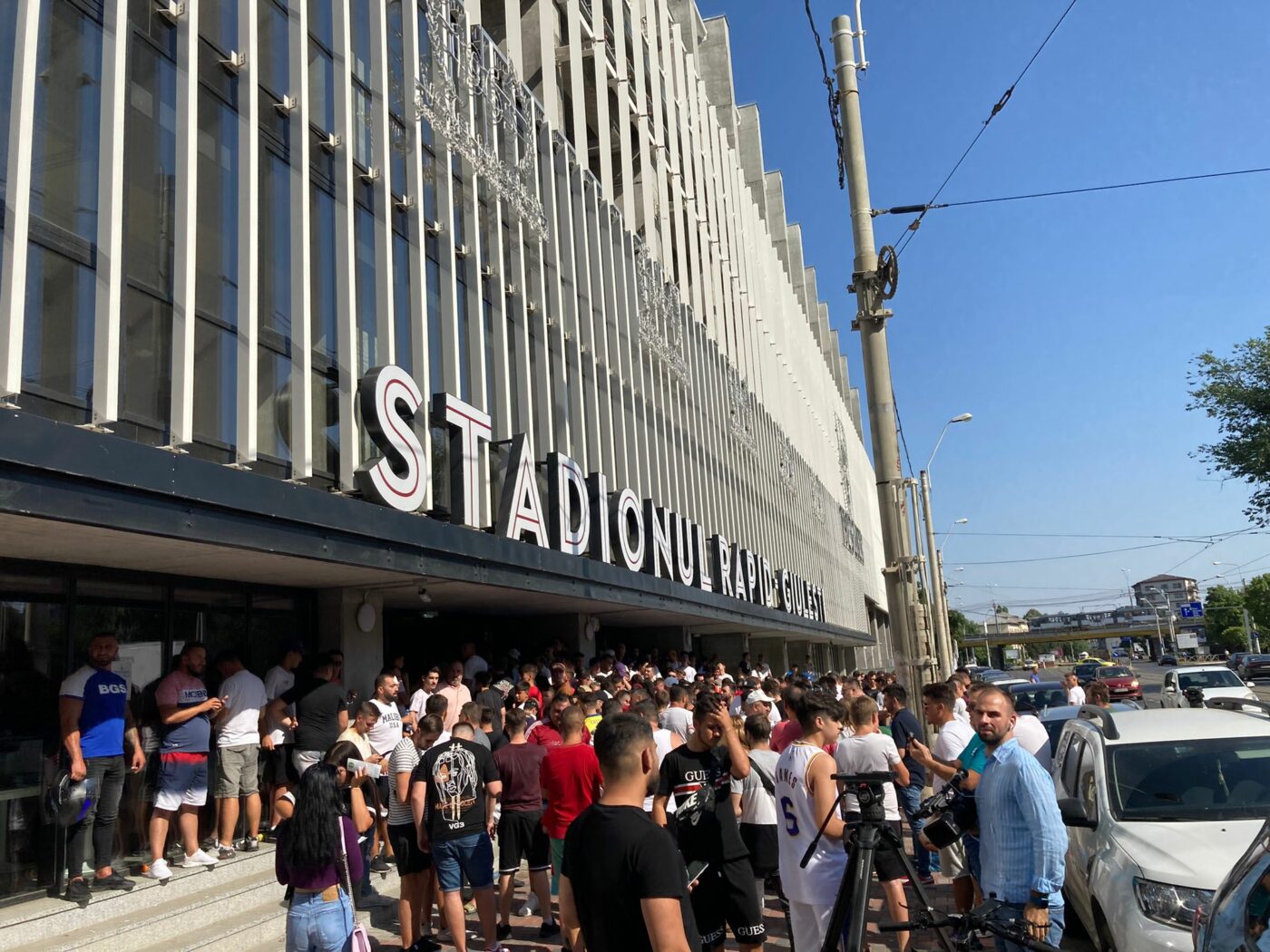 Nebunie în Giulești înaintea derby-ului Rapid – FCSB! Peste 1.000 de oameni s-au pus la coadă, dar marele meci este deja sold-out. Anunțul lui Gigi Corsicanu: „Nu mai sunt bilete!” | EXCLUSIV