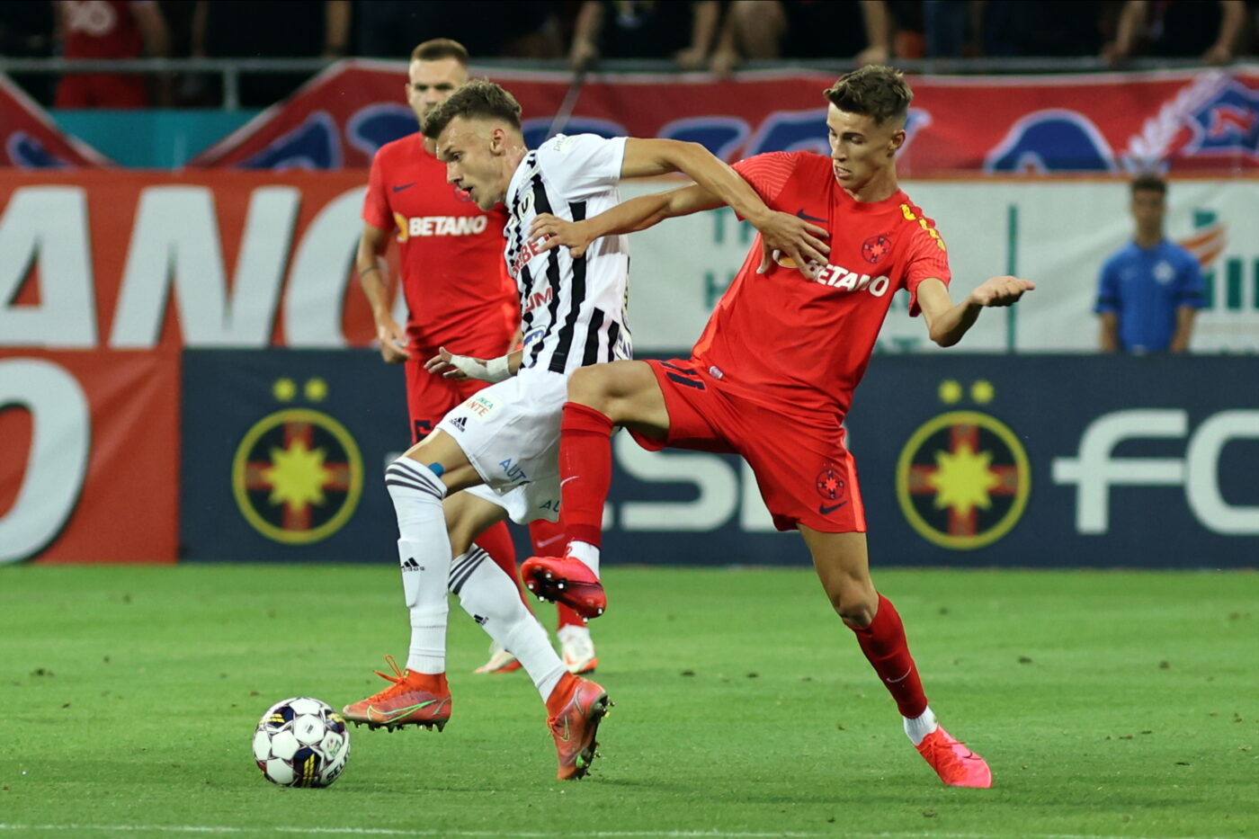 Universitatea Cluj – FCSB, Live Video Online, de la ora 21:00, în etapa a 16-a din Superliga. Roș-albaștrii caută a cincea victorie consecutivă în campionat! Echipele probabile