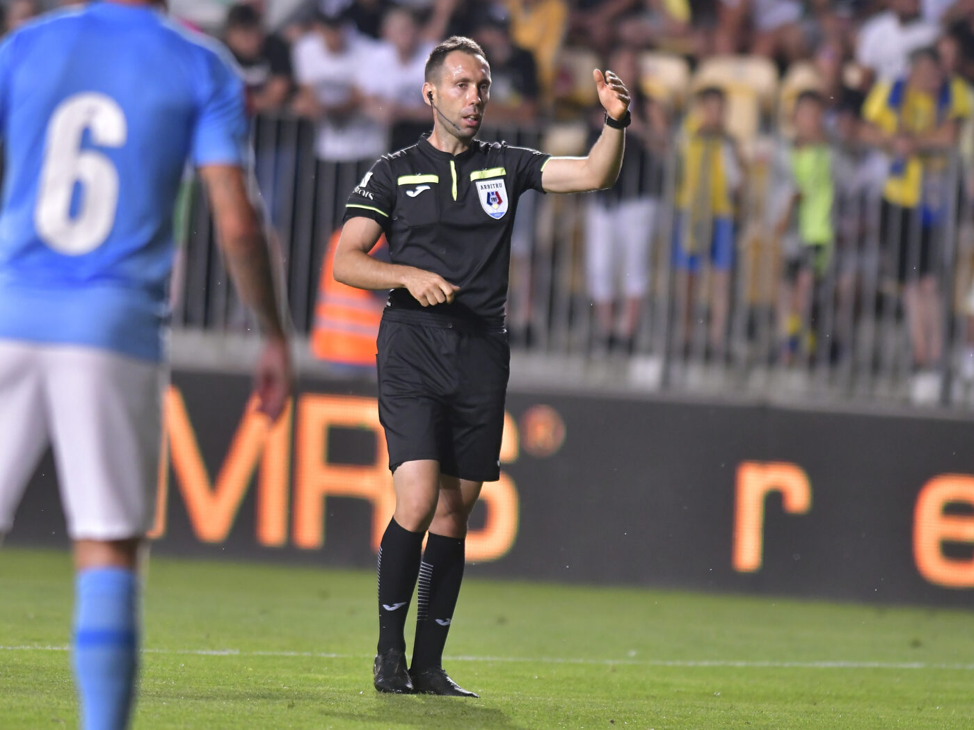 Continuă scandalul după Steaua – Dinamo! Arbitrii au intrat pe teren fără sistemul de comunicare, „câinii” reacționează: „Le-a influențat prestația!” | EXCLUSIV