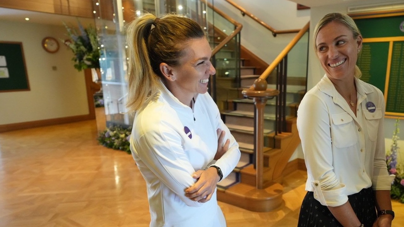 „Găsește pe cineva care să se uite la tine așa!” Imagine savuroasă cu Simona Halep surprinsă în culise la Wimbledon | FOTO