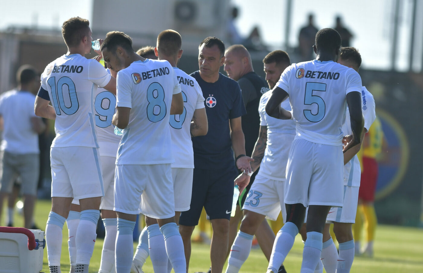 Toni Petrea își motivează jucătorii înaintea debutului în noua ediție din SuperLiga. „Sezonul trecut e istorie! Suntem optimiști!”