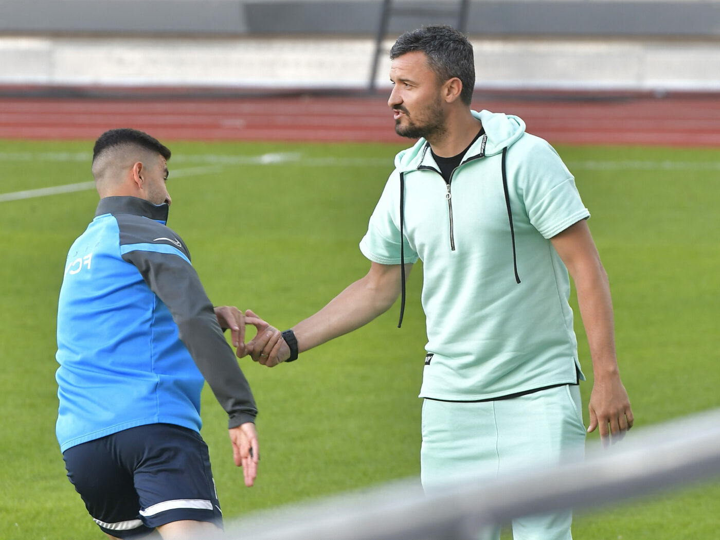 Vivi Răchită face glume pe seama lui Constantin Budescu. „E la plajă, pe nisip, îi face bine la tendon! I-am zis să bage piciorul puțin și în frapieră pentru că-i face bine gheața!”