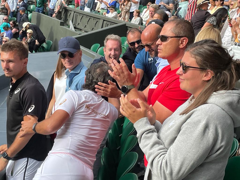 Ce nu s-a văzut la TV! Apropiații Simonei Halep au explodat de fericire: cum s-au bucurat oamenii din loja campioanei noastre, după victoria fantastică împotriva Paulei Badosa! | FOTO EXCLUSIV