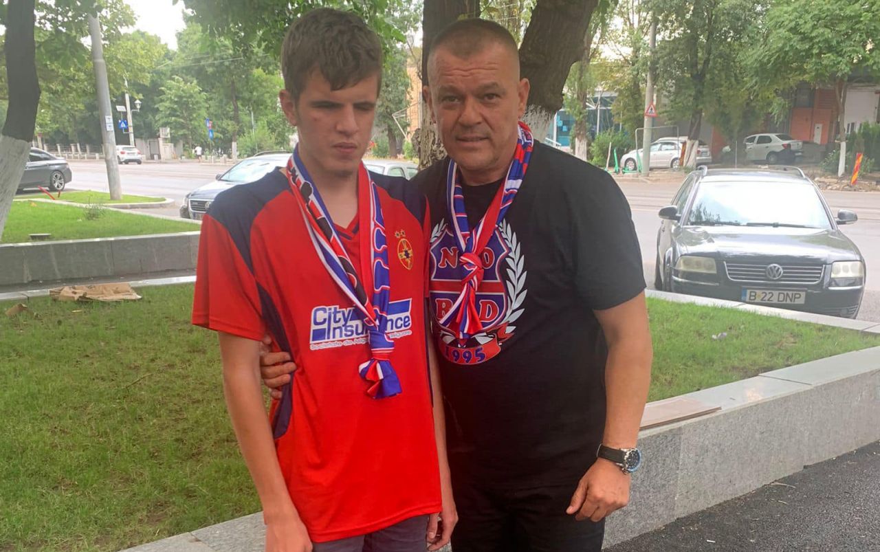 Povestea impresionantă a lui Alex, suporterul nevăzător al lui FCSB care vine singur de la Reșița la toate meciurile echipei sale: „Va da lovitura de start cu Craiova”