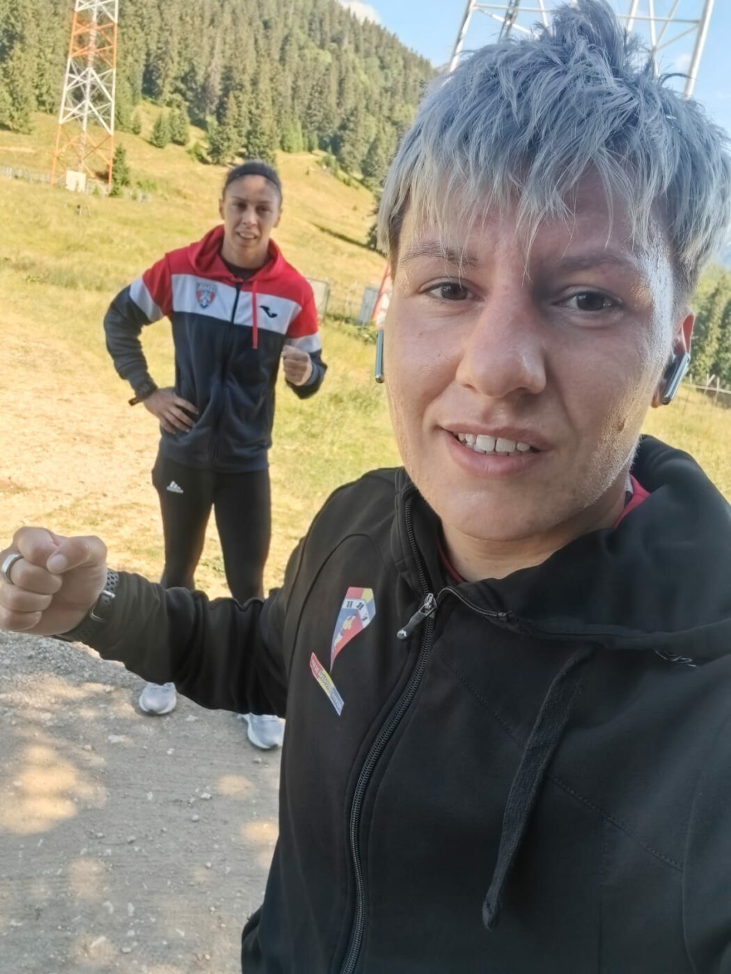 Vizitate de urs, în cantonament! Claudia Nechita și Lăcrămioara Perijoc, cele două pugiliste din lotul național, au parte de un spectacol unic: „Vine la mâncare în fiecare seară” | SPECIAL