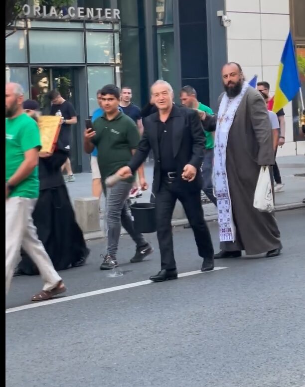 Gigi Becali nu se dezminte: a luat la pas Capitala, împreună cu un preot și o găleată cu apă sfințită, și a stropit locurile prin care au trecut participanții la Bucharest Pride | VIDEO