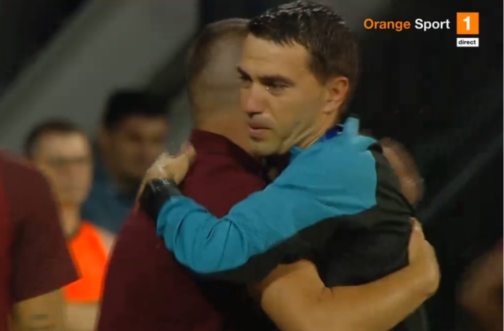Ovidiu Hațegan, copleșit de emoții la revenirea în arbitraj, chiar în fața publicului din orașul natal! A fost aplaudat de întregul stadion
