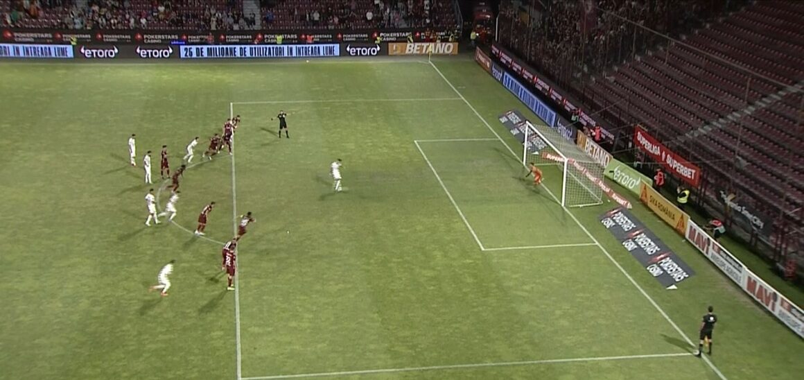 „Ar trebui să îi cheme de la vestiar să se repete”. Mihai Stoica intervine în cea mai controversată fază de la CFR Cluj – Rapid, în care VAR-ul a fost „actorul principal”