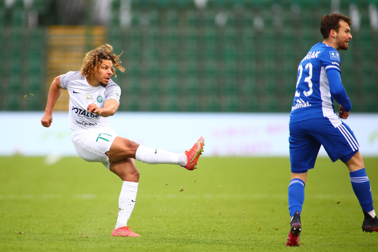 Transferul cu care Rapid dă lovitura: Jayson Papeau semnează cu echipa lui Angelescu și Șucu! Afacerea e 95 la sută rezolvată și fotbalistul e așteptat la București | SPECIAL