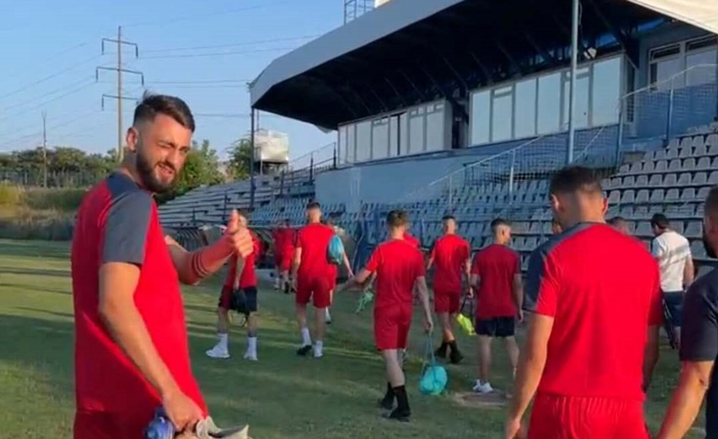 Vllaznia Shkoder a ajuns la Craiova, după o escală de 6 ore la Bologna şi s-a antrenat pe „Extensiv”. Ce surprize le pregătesc albanezii elevilor lui Laszlo Balint | EXCLUSIV