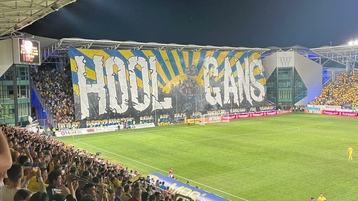 Atmosferă senzațională la Petrolul – Rapid! Scenografii excepționale afișate de către fanii „lupilor gabeni” în cel de-al 79-lea „Primus Derby” | FOTO