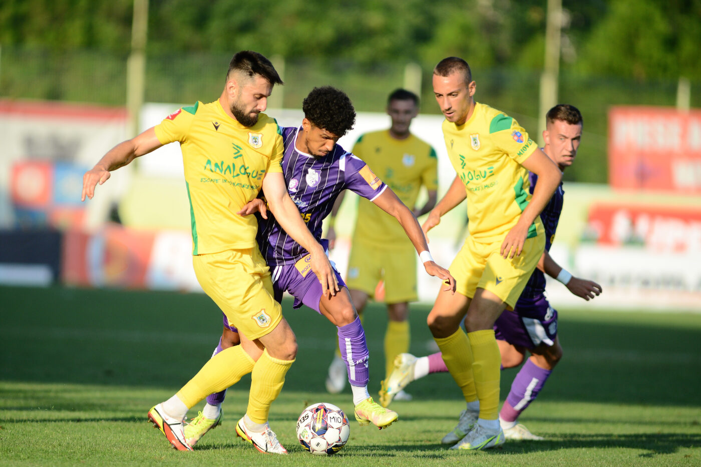 Moment uluitor în meciul dintre CS Mioveni și FC Argeș: nu s-a jucat nimic timp de 10 minute din cauza VAR!