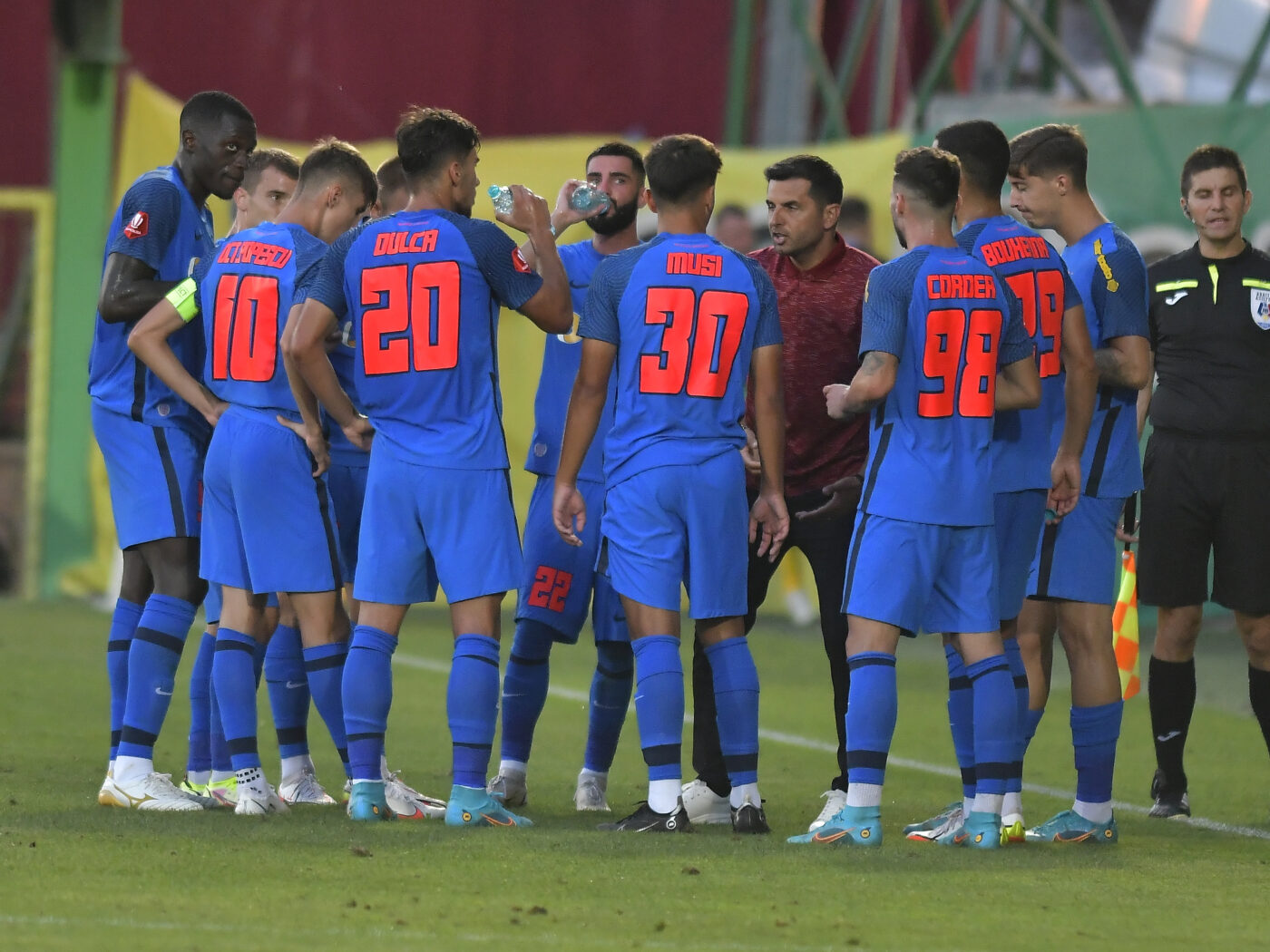 Nicolae Dică, exasperat de un jucător de la FCSB în meciul cu CS Mioveni: „Are și el o vârstă, ar trebui să știe deja!”