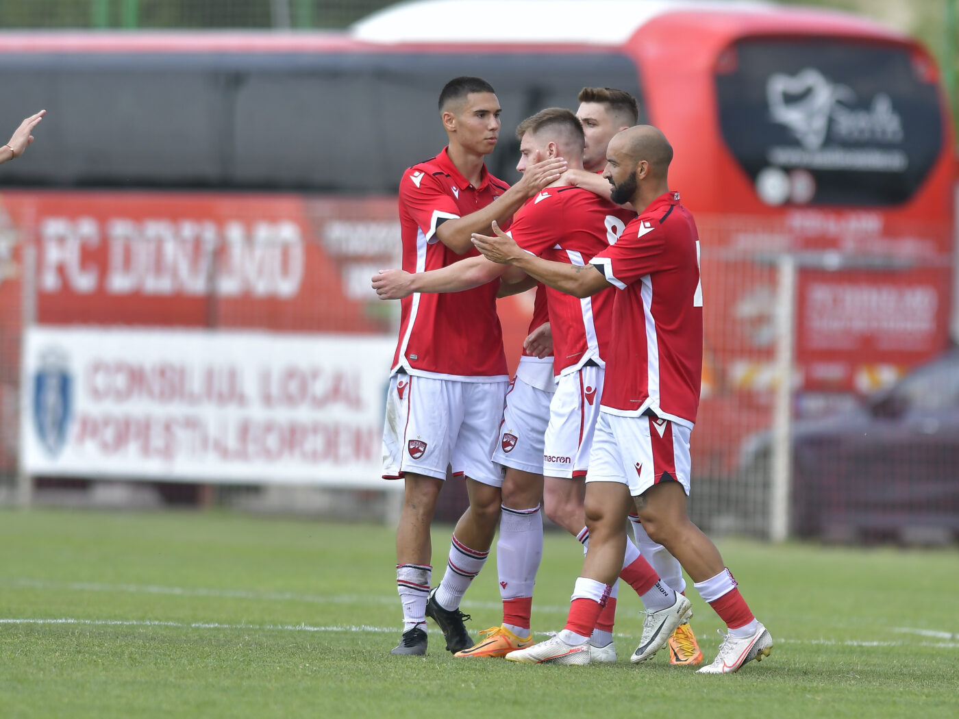Dinamo a dezvăluit noul echipament principal! Cum arată tricoul de joc și ce stemă vor avea „câinii” pe piept în noul sezon | FOTO