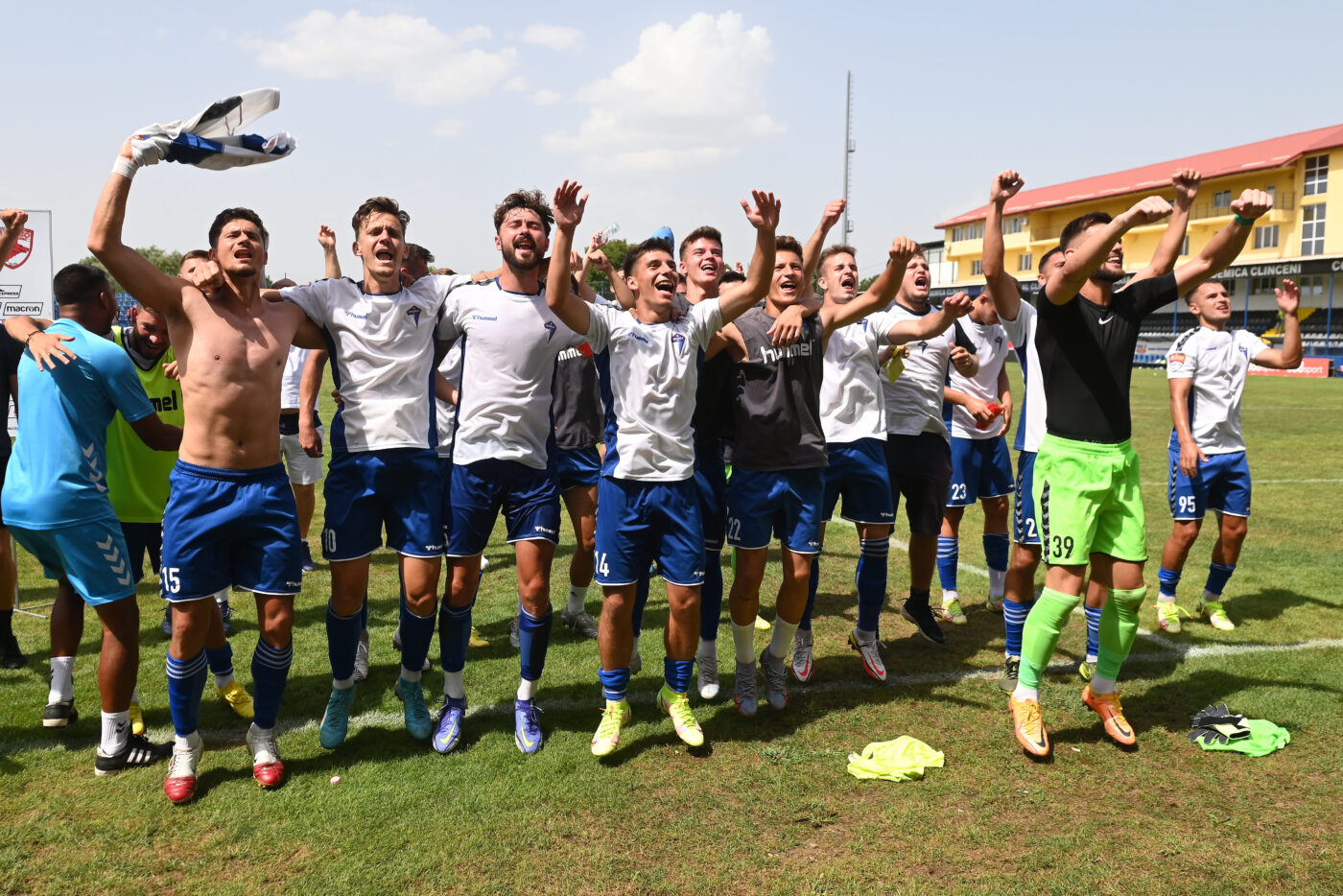 VIDEO | Unirea Dej a sărbătorit victoria cu Dinamo cu sute de spectatori. Cum a fost primită acasă echipa lui Dragoș Militaru