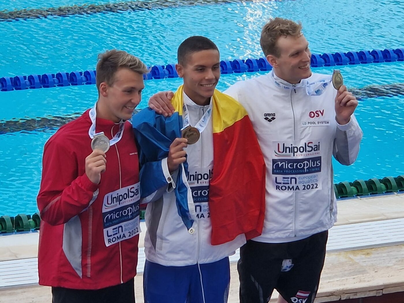 David Popovici, cu tricolorul la gât! Românul, în al nouălea cer după recordul mondial la Roma. Imagini superbe din capitala Italiei | GALERIE FOTO