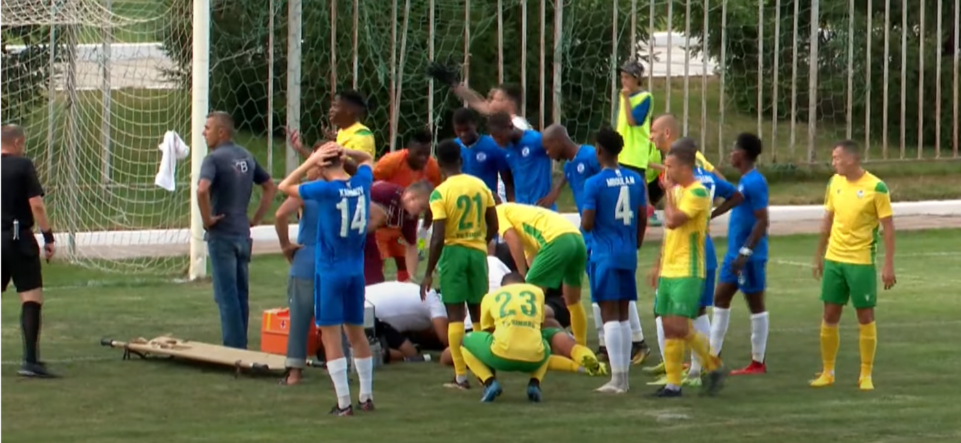 Fotbalistul a fost lovit violent într-un meci din Super Liga și a intrat în comă! Scene horror cu momentul accidentării | VIDEO
