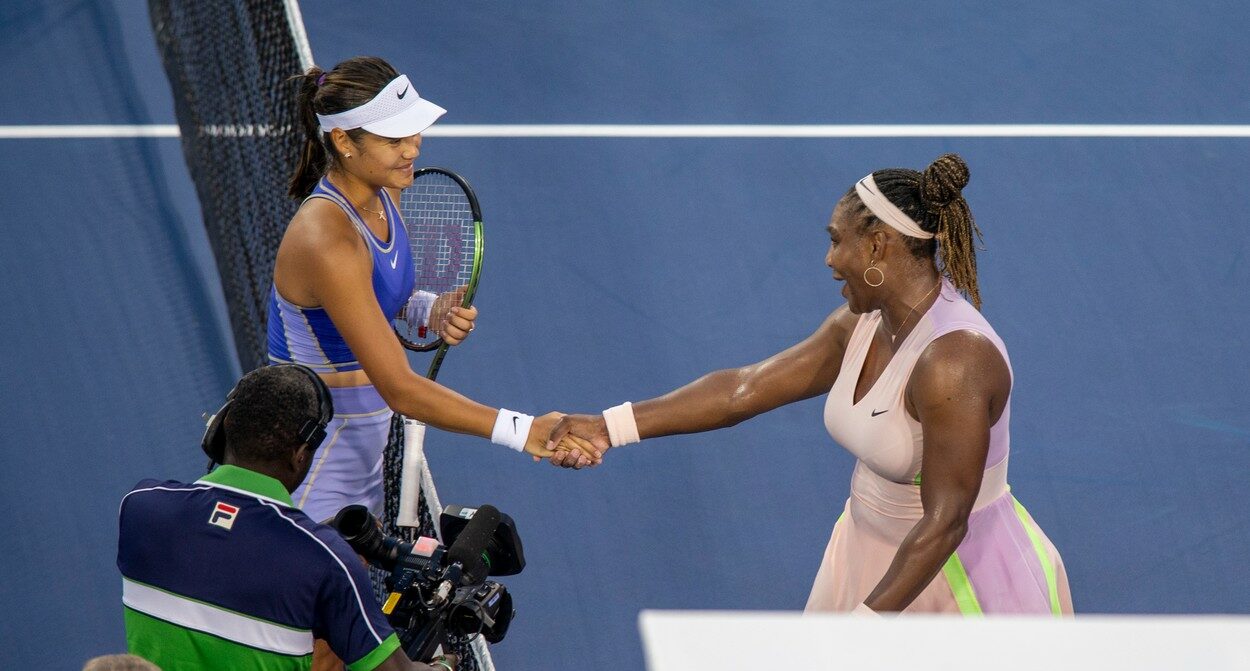 Șoc în duelul generațiilor din tenisul feminin! Emma Răducanu a umilit-o pe Serena Williams la Cincinnati, iar americanca a ieșit val-vârtej de pe teren | VIDEO