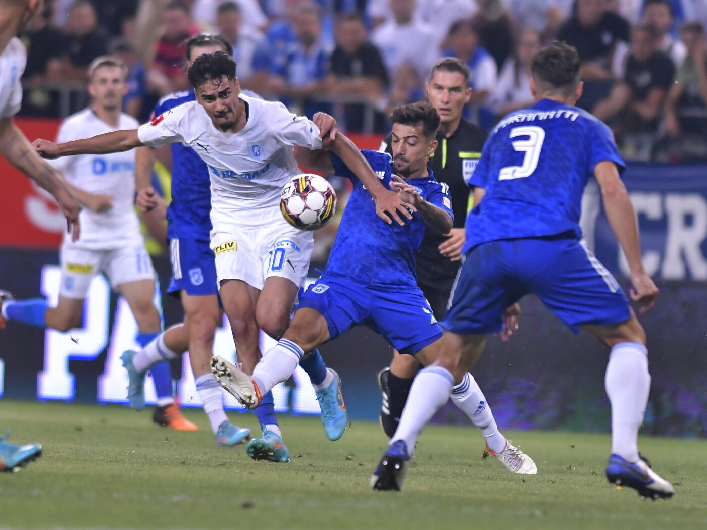 FC U Craiova a dominat, dar Universitatea Craiova a câștigat! Derby plin de tensiune în Bănie: 10 cartonașe galbene + un penalty controversat