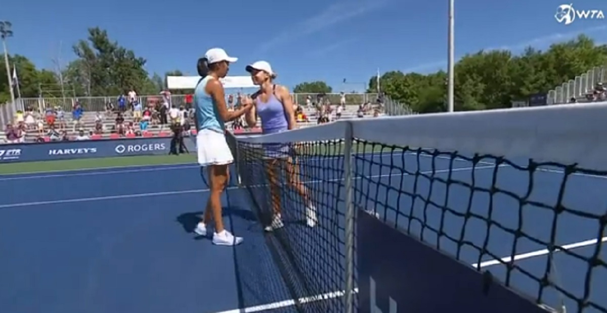 Moment neașteptat la finalul meciului Simona Halep – Shuai Zhang de la Toronto! Cum s-au salutat cele două la fileu | VIDEO