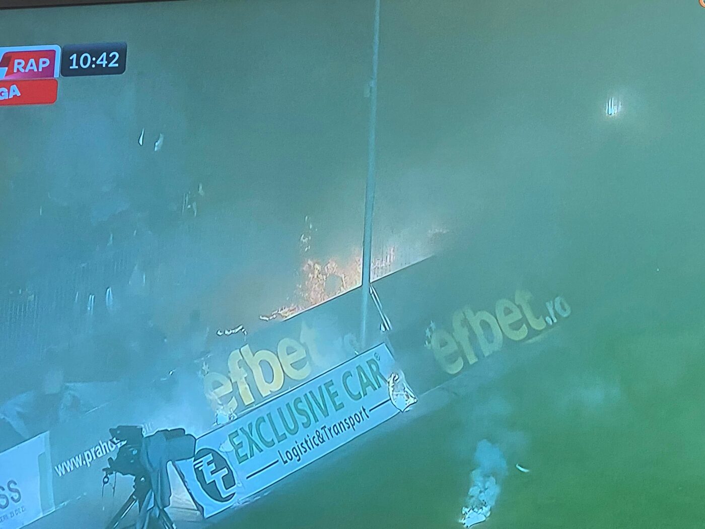 Incidente grave la derby-ul Petrolul – Rapid! Suporterii au dat foc stadionului „Ilie Oană”! Pompierii au intervenit de urgență | FOTO