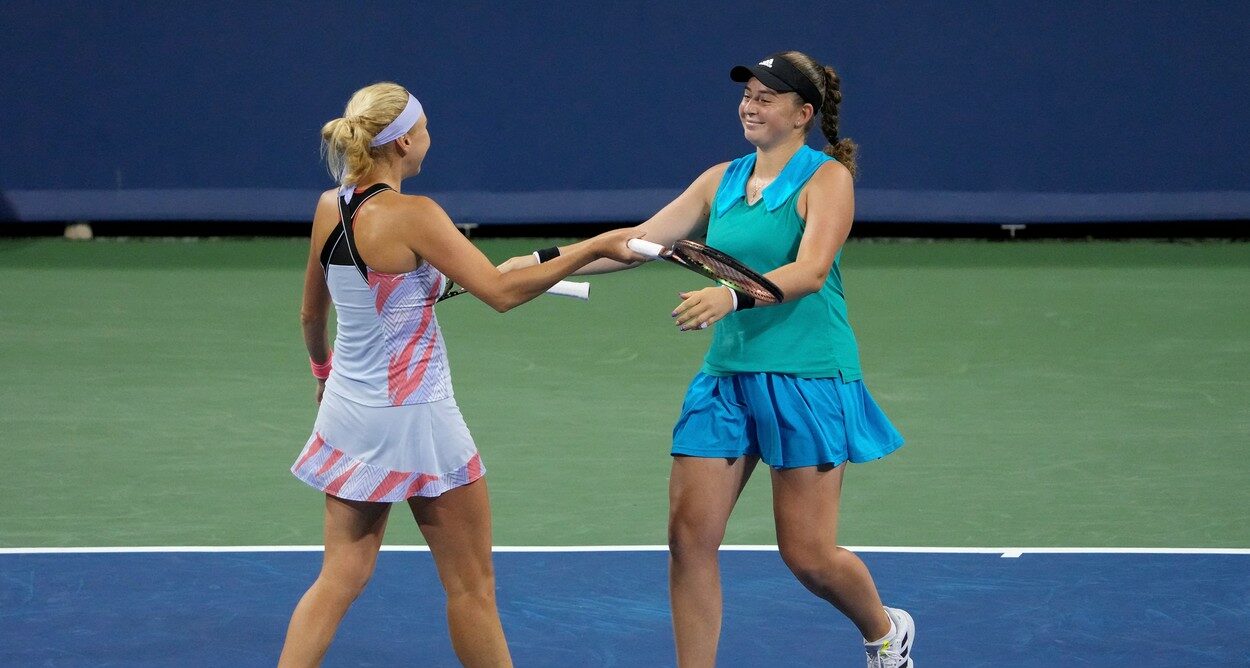 Bășcălie totală la festivitatea de premiere de la Cincinnati! Jelena Ostapenko și-a adus cățelul pe nume Balenciaga pe teren. Ce a urmat | VIDEO