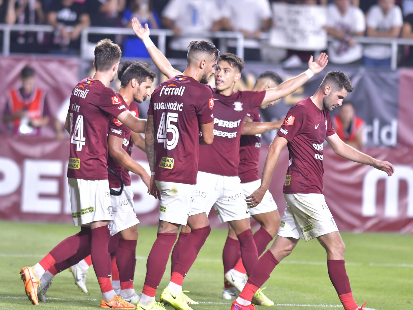 Rapid – U Cluj, Live Video Online, de la ora 22:00, în cadrul etapei cu numărul 8 din Superligă. Echipa lui Adrian Mutu caută cele trei puncte pentru a urca pe primul loc. Echipele de start