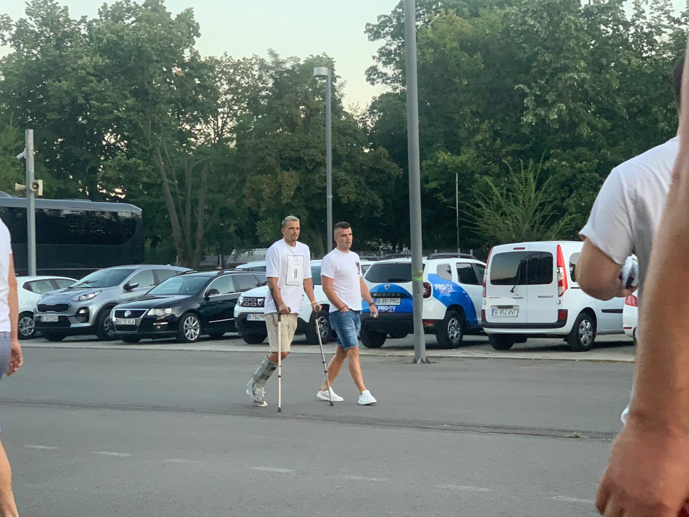 Spectator neașteptat la meciul lui FCSB din Conference League! Rivalul de la Rapid a venit în cârje să o susțină pe Dunajska Streda | VIDEO