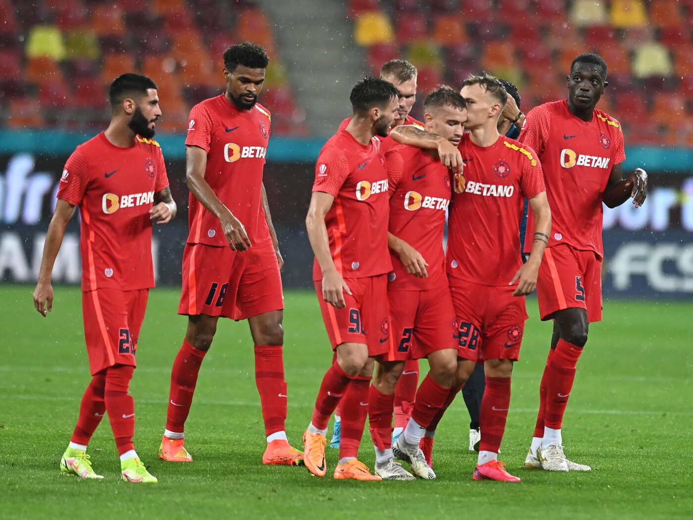 Doi jucători de bază de la FCSB s-au accidentat cu West Ham și Mihai Stoica așteaptă verdictul medicilor: „Ei mă interesează cel mai mult!”
