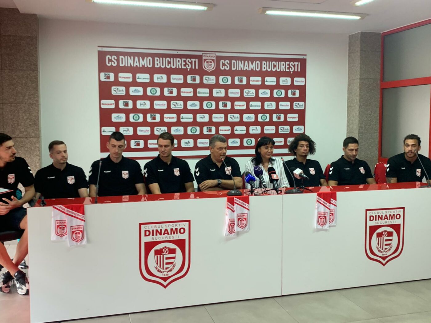 Vești excelente pentru fanii lui Dinamo! „Dulăii”, gata să treacă de grupele Ligii Campionilor: „Avem nevoie de fani!” Campioana și-a prezentat transferurile