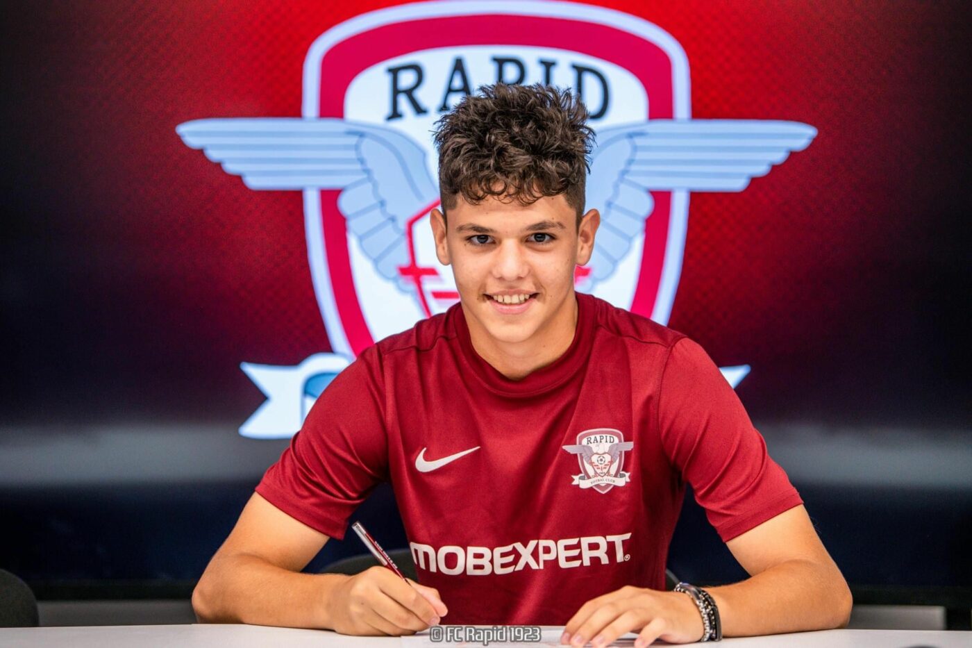 Rapid s-a luptat cu Benfica și Juventus pentru un mijlocaș de 16 ani. ProSport a aflat de ce a ales acesta să semneze cu giuleștenii!