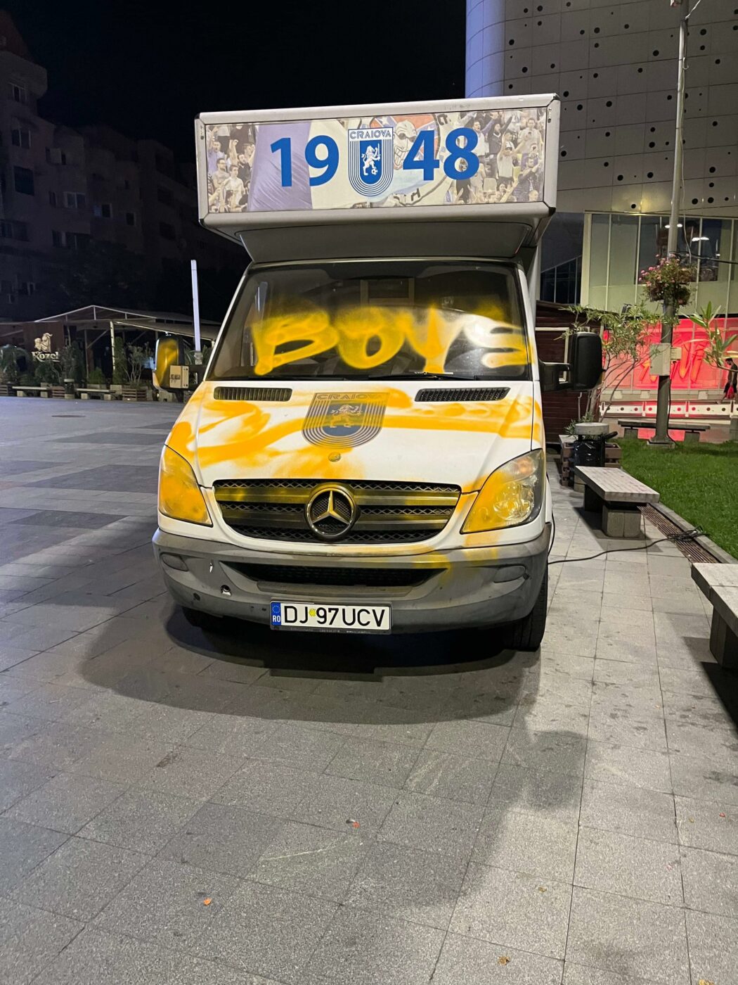Nu au uitat de rivalii de la Universitatea Craiova! Ultrașii din Peluza Sud 97 au vandalizat o mașină a clubului lui Mihai Rotaru când s-au întors de la Târgu Jiu! | EXCLUSIV