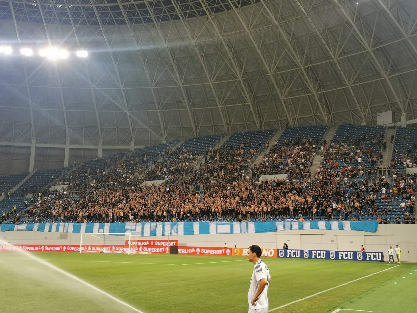 Comentariul care a aprins Oltenia! Ce a putut să spună comentatorul TV în direct pe post la prezentarea echipelor FC U Craiova și Universitatea Craiova: „Zace într-un sertar!”