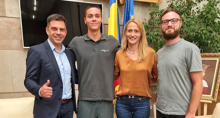 Pe canotorii cu 5 medalii de aur nu i-a așteptat nimeni la aeroport, dar ministrul Eduard Novak a mers să se fotografieze cu David Popovici la revenirea în țară: „I-am promis că mă voi ocupa de asta!”