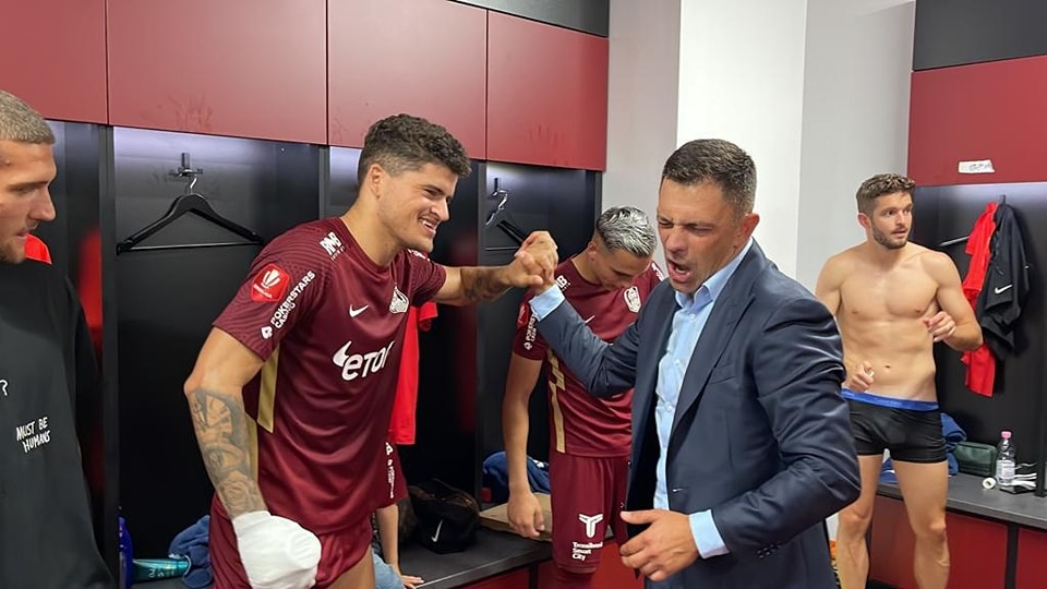 Eduard Novak, euforic în vestiarul lui CFR Cluj după calificarea în grupele Conference League! Cristi Balaj: „La gol am sărit în brațele domnului ministru”