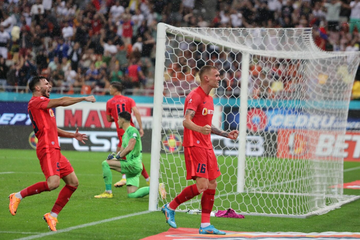 FCSB – Chindia 3-2. Roș-albaștrii câștigă primul meci din Superligă, după ce au fost conduși cu 0-2